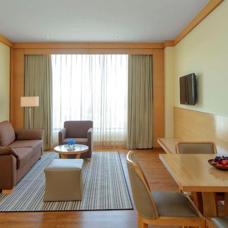 Radisson Blu Hotel New Delhi Dwarka Zewnętrze zdjęcie A living room at the Park