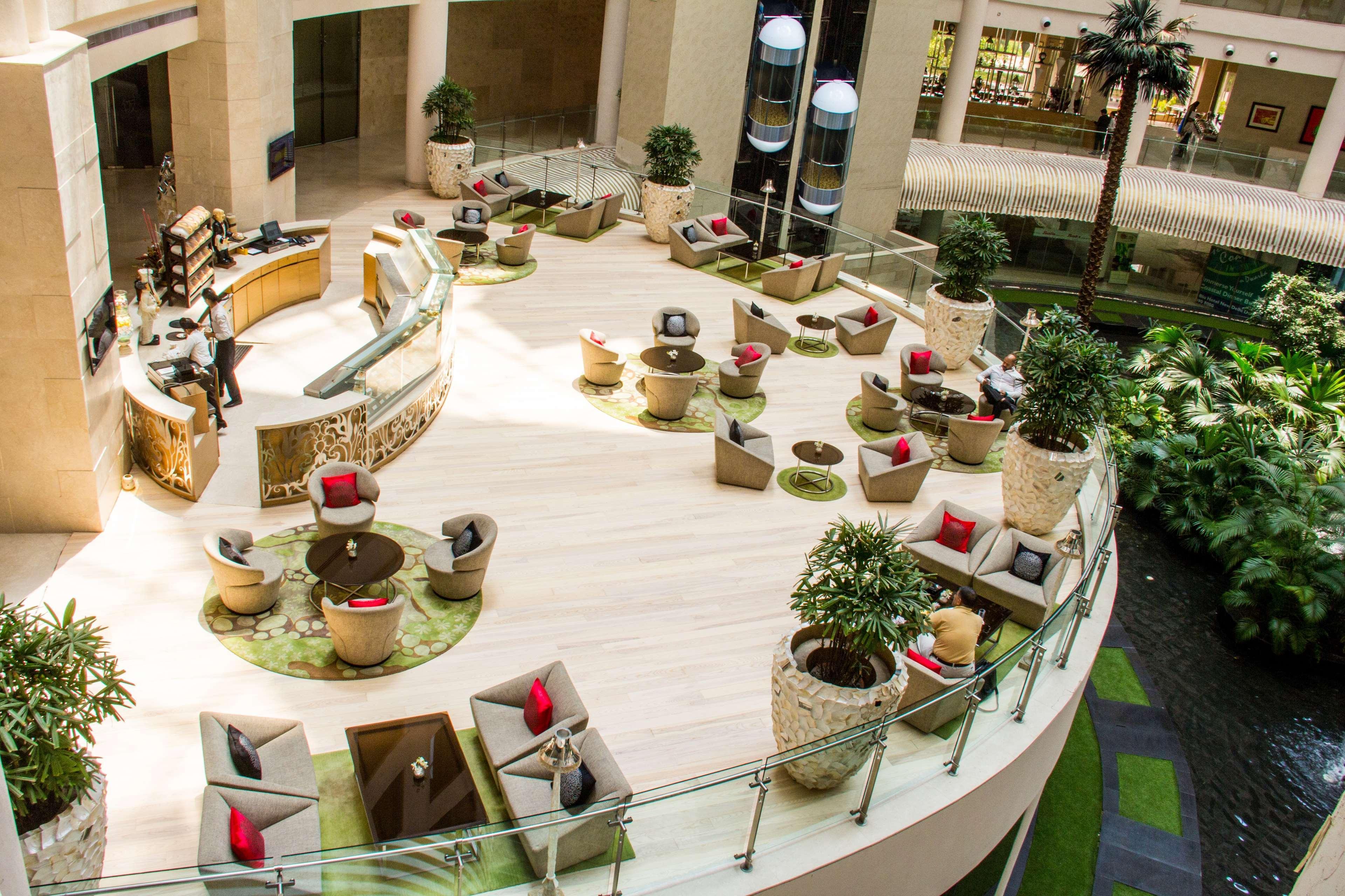 Radisson Blu Hotel New Delhi Dwarka Zewnętrze zdjęcie The lobby of the hotel