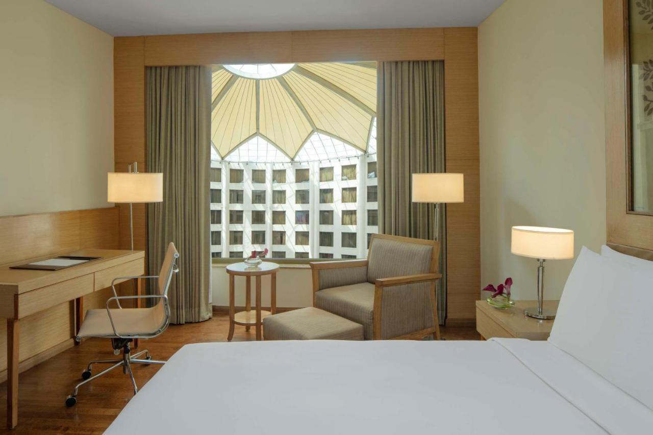 Radisson Blu Hotel New Delhi Dwarka Zewnętrze zdjęcie A room at the hotel