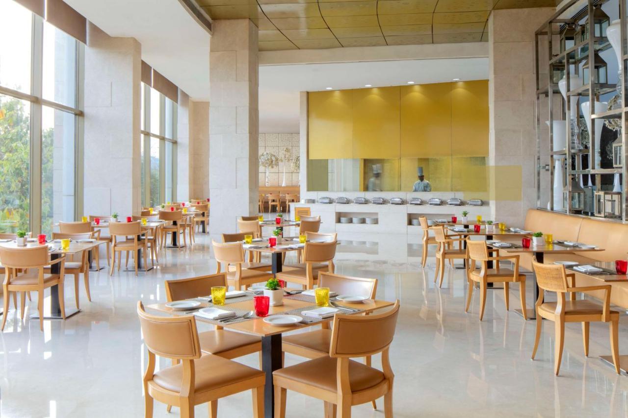 Radisson Blu Hotel New Delhi Dwarka Zewnętrze zdjęcie The restaurant