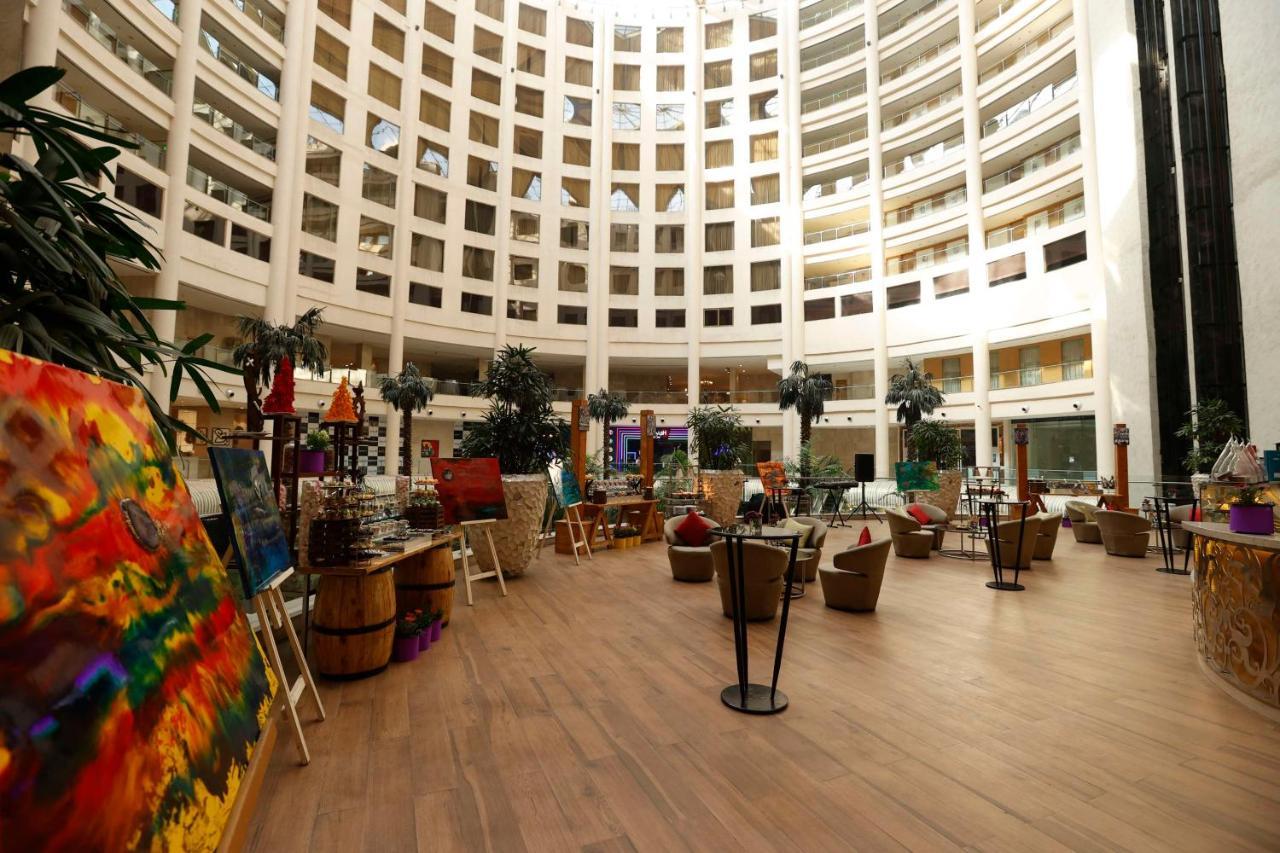 Radisson Blu Hotel New Delhi Dwarka Zewnętrze zdjęcie The lobby of the hotel