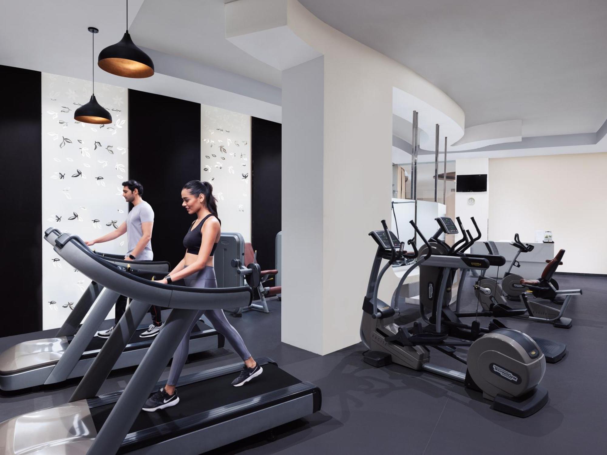 Radisson Blu Hotel New Delhi Dwarka Zewnętrze zdjęcie The gym at the hotel