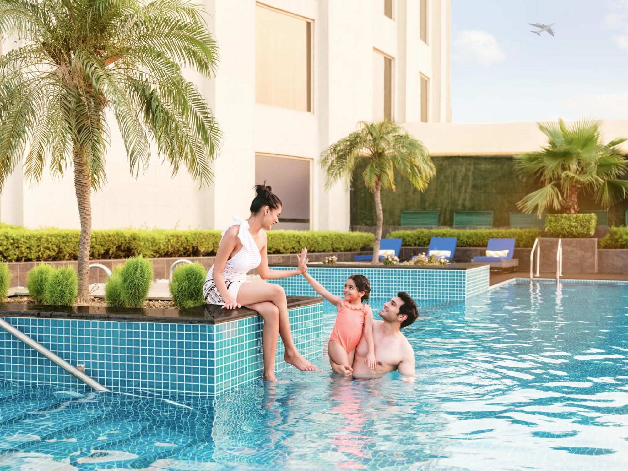 Radisson Blu Hotel New Delhi Dwarka Zewnętrze zdjęcie Swimming pool at the hotel