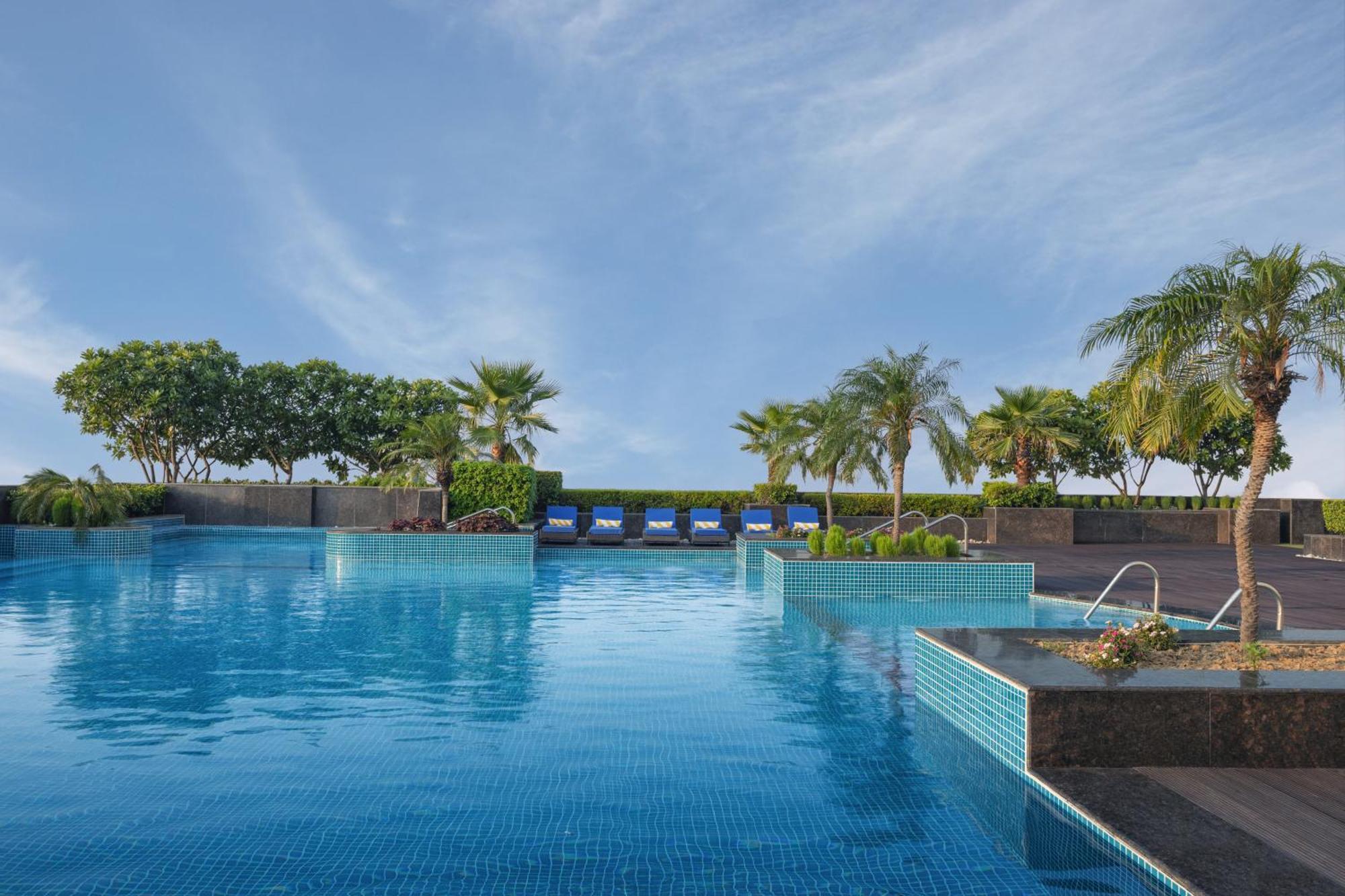 Radisson Blu Hotel New Delhi Dwarka Zewnętrze zdjęcie The swimming pool at the hotel