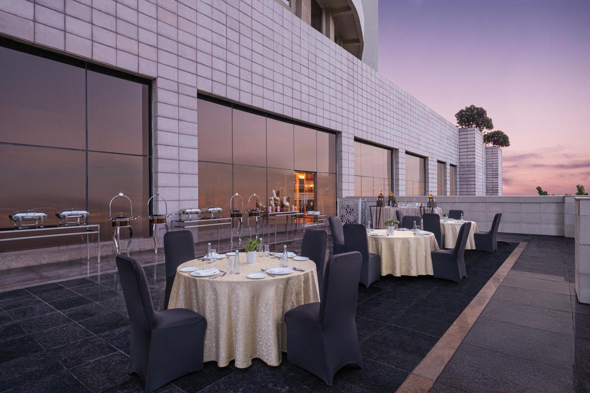Radisson Blu Hotel New Delhi Dwarka Zewnętrze zdjęcie The Club Lounge at the 36th floor
