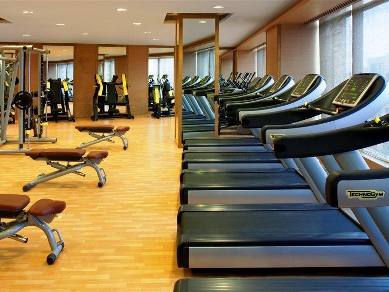 Radisson Blu Hotel New Delhi Dwarka Zewnętrze zdjęcie The gym at the hotel